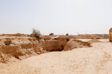 Khafs Daghra 'nın antik su kaynağı. Bölgede ayrıca terk edilmiş su toplama ve arıtma tesisi de var..