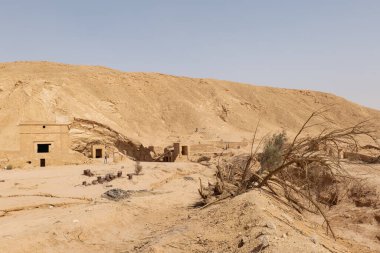 Khafs Daghra 'nın antik su kaynağı. Bölgede ayrıca terk edilmiş su toplama ve arıtma tesisi de var..