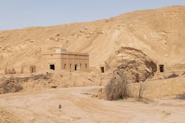 Khafs Daghra 'nın antik su kaynağı. Bölgede ayrıca terk edilmiş su toplama ve arıtma tesisi de var..