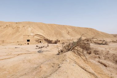 Khafs Daghra 'nın antik su kaynağı. Bölgede ayrıca terk edilmiş su toplama ve arıtma tesisi de var..