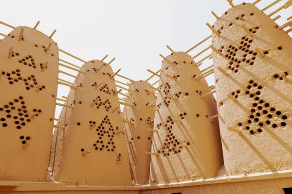 Riyad 'ın yaklaşık 90 kilometre güneyinde yer alan Ad Dilam' ın güvercin kuleleri, geleneksel Arap mimarisi ve tarım becerisinin dikkat çekici bir örneğidir.. 