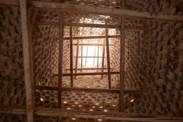 Ad Dilam 'ın güvercin kulelerinin iç görüntüsü. Riyad 'ın yaklaşık 90 kilometre güneyinde yer almaktadır ve geleneksel Arap mimarisi ve tarım becerisinin olağanüstü bir örneğidir.. 