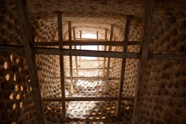 Ad Dilam 'ın güvercin kulelerinin iç görüntüsü. Riyad 'ın yaklaşık 90 kilometre güneyinde yer almaktadır ve geleneksel Arap mimarisi ve tarım becerisinin olağanüstü bir örneğidir.. 