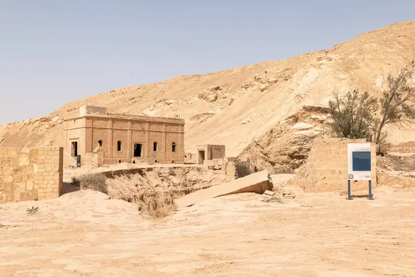 Khafs Daghra 'nın antik su kaynağı. Bölgede ayrıca terk edilmiş su toplama ve arıtma tesisi de var..