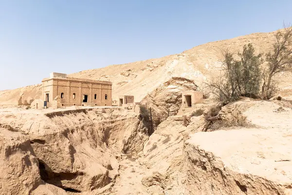 Khafs Daghra 'nın antik su kaynağı. Bölgede ayrıca terk edilmiş su toplama ve arıtma tesisi de var..