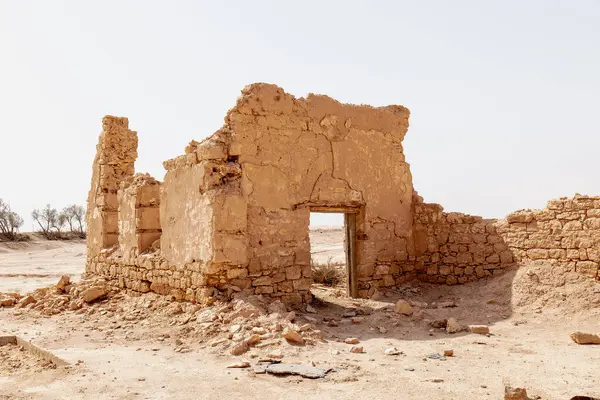 Khafs Daghra 'nın antik su kaynağı. Bölgede ayrıca terk edilmiş su toplama ve arıtma tesisi de var..