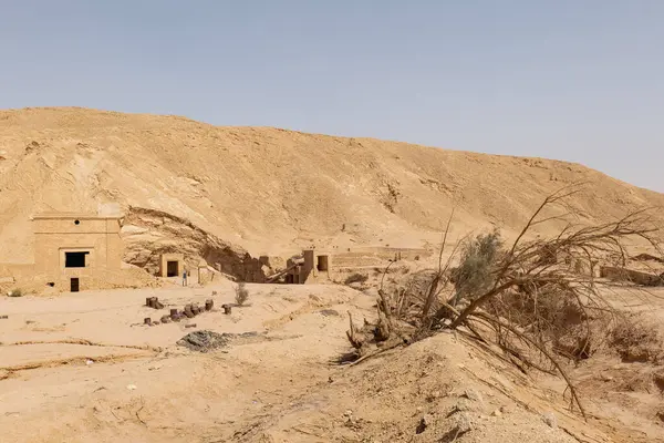 Khafs Daghra 'nın antik su kaynağı. Bölgede ayrıca terk edilmiş su toplama ve arıtma tesisi de var..