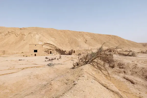 Khafs Daghra 'nın antik su kaynağı. Bölgede ayrıca terk edilmiş su toplama ve arıtma tesisi de var..