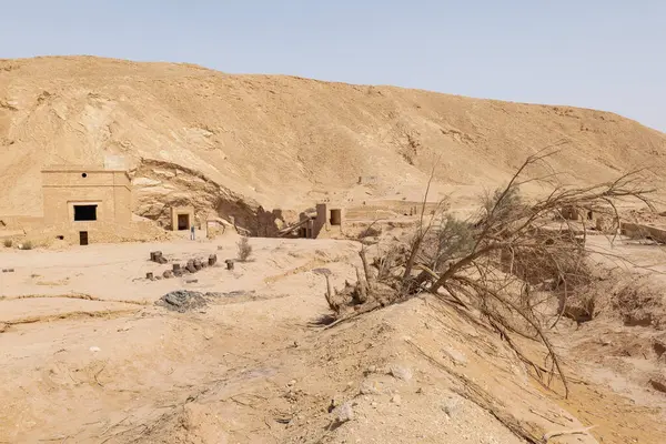 Khafs Daghra 'nın antik su kaynağı. Bölgede ayrıca terk edilmiş su toplama ve arıtma tesisi de var..