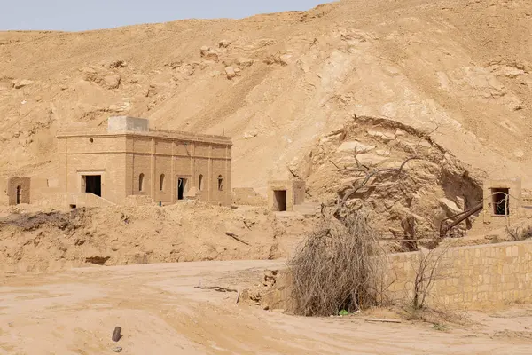 Khafs Daghra 'nın antik su kaynağı. Bölgede ayrıca terk edilmiş su toplama ve arıtma tesisi de var..