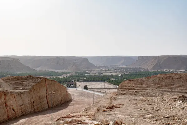 Suudi Arabistan 'ın Sıcak Bani Tamim Bölgesi yakınlarındaki Manzaralı Çöl Manzarası