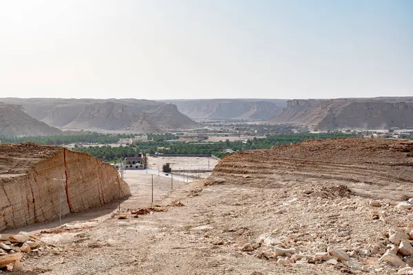 Suudi Arabistan 'ın Sıcak Bani Tamim Bölgesi yakınlarındaki Manzaralı Çöl Manzarası