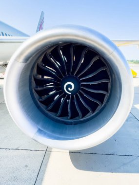 Bir yolcu uçağının kanadının altına monte edilmiş ticari bir jet motorunun detaylı yakın çekimi. Görüntü, modern havacılık teknolojisinin hassas mühendislik ve aerodinamik tasarımını vurguluyor.. 