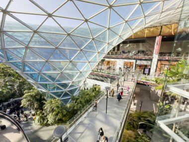 Hamad Uluslararası Havalimanı, Doha 'daki Orchard Tropikal Bahçesi. Yüzlerce ağaç, tropikal bitkiler ve uçsuz bucaksız cam çatı altında sakin bir su özelliği içerir..