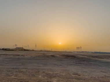 Çöl Gündoğumu Riyad City ile Uzakta Skyline