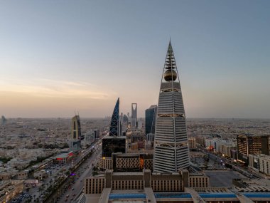 El Faisaliyah Kulesi 'nin ve Suudi Arabistan, Riyad' daki şehir manzarasının insansız hava aracı görüntüleri. Fotoğrafta, Ortadoğu 'daki modern mimarinin bir sembolünü temsil eden kendine özgü tasarım kuleleri ve şehir manzarası sergileniyor..