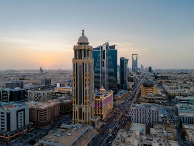 Riyad şehrinin hava aracı görüntüsü şehrin modern siluetini gözler önüne seriyor, önemli kuleler ve çağdaş şehir tasarımı da dahil..