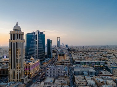 Riyad şehrinin hava aracı görüntüsü şehrin modern siluetini gözler önüne seriyor, önemli kuleler ve çağdaş şehir tasarımı da dahil..