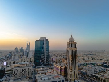 Riyad şehrinin hava aracı görüntüsü şehrin modern siluetini gözler önüne seriyor, önemli kuleler ve çağdaş şehir tasarımı da dahil..