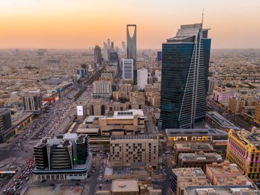 Riyad şehrinin hava aracı görüntüsü şehrin modern siluetini gözler önüne seriyor, önemli kuleler ve çağdaş şehir tasarımı da dahil..