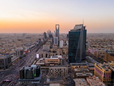 Riyad şehrinin hava aracı görüntüsü şehrin modern siluetini gözler önüne seriyor, önemli kuleler ve çağdaş şehir tasarımı da dahil..