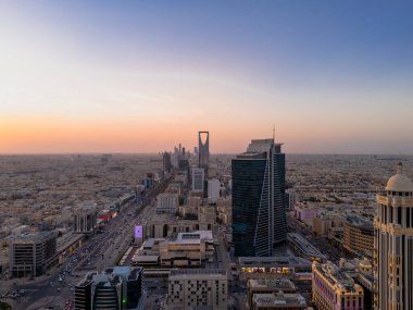 Riyad şehrinin hava aracı görüntüsü şehrin modern siluetini gözler önüne seriyor, önemli kuleler ve çağdaş şehir tasarımı da dahil..