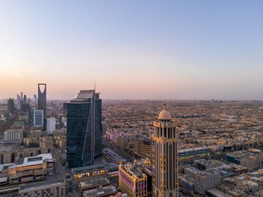 Riyad şehrinin hava aracı görüntüsü şehrin modern siluetini gözler önüne seriyor, önemli kuleler ve çağdaş şehir tasarımı da dahil..