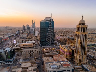 Riyad şehrinin hava aracı görüntüsü şehrin modern siluetini gözler önüne seriyor, önemli kuleler ve çağdaş şehir tasarımı da dahil..