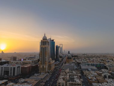 Riyad şehrinin hava aracı görüntüsü şehrin modern siluetini gözler önüne seriyor, önemli kuleler ve çağdaş şehir tasarımı da dahil..