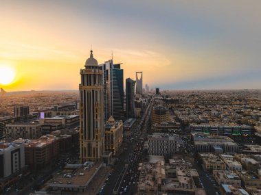 Riyad şehrinin hava aracı görüntüsü şehrin modern siluetini gözler önüne seriyor, önemli kuleler ve çağdaş şehir tasarımı da dahil..