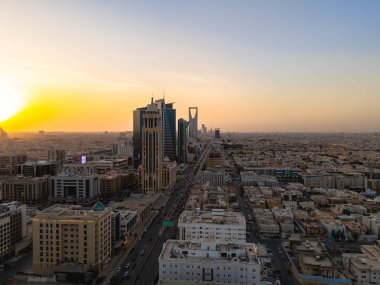 Riyad şehrinin hava aracı görüntüsü şehrin modern siluetini gözler önüne seriyor, önemli kuleler ve çağdaş şehir tasarımı da dahil..