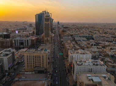 Riyad şehrinin hava aracı görüntüsü şehrin modern siluetini gözler önüne seriyor, önemli kuleler ve çağdaş şehir tasarımı da dahil..