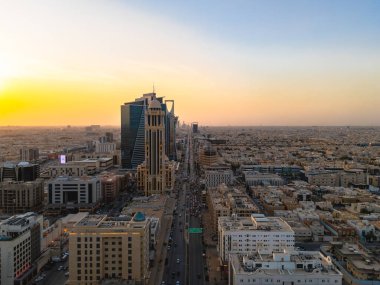 Riyad şehrinin hava aracı görüntüsü şehrin modern siluetini gözler önüne seriyor, önemli kuleler ve çağdaş şehir tasarımı da dahil..