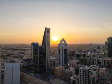 Riyad şehrinin hava aracı görüntüsü şehrin modern siluetini gözler önüne seriyor, önemli kuleler ve çağdaş şehir tasarımı da dahil..