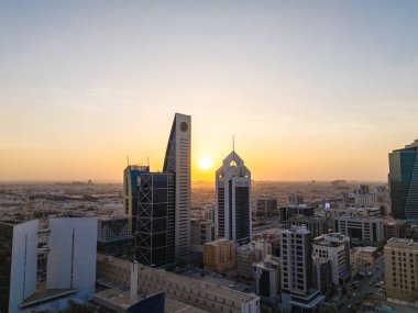 Riyad şehrinin hava aracı görüntüsü şehrin modern siluetini gözler önüne seriyor, önemli kuleler ve çağdaş şehir tasarımı da dahil..