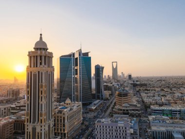 Riyad şehrinin hava aracı görüntüsü şehrin modern siluetini gözler önüne seriyor, önemli kuleler ve çağdaş şehir tasarımı da dahil..