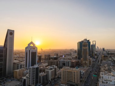 Riyad şehrinin hava aracı görüntüsü şehrin modern siluetini gözler önüne seriyor, önemli kuleler ve çağdaş şehir tasarımı da dahil..