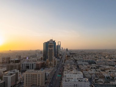 Riyad şehrinin hava aracı görüntüsü şehrin modern siluetini gözler önüne seriyor, önemli kuleler ve çağdaş şehir tasarımı da dahil..