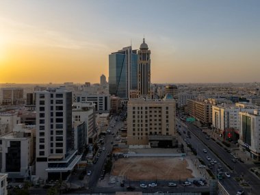 Riyad şehrinin hava aracı görüntüsü şehrin modern siluetini gözler önüne seriyor, önemli kuleler ve çağdaş şehir tasarımı da dahil..