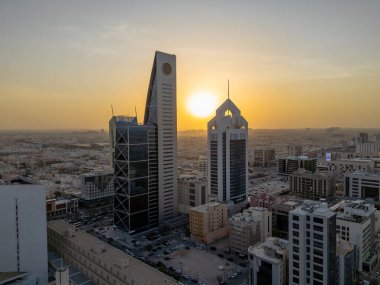 Riyad şehrinin hava aracı görüntüsü şehrin modern siluetini gözler önüne seriyor, önemli kuleler ve çağdaş şehir tasarımı da dahil..