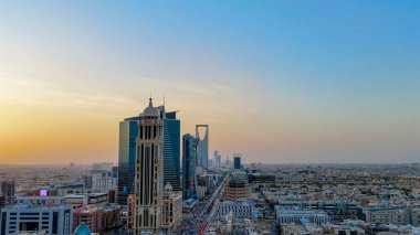 Riyad şehrinin hava aracı görüntüsü şehrin modern siluetini gözler önüne seriyor, önemli kuleler ve çağdaş şehir tasarımı da dahil..