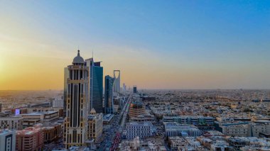 Riyad şehrinin hava aracı görüntüsü şehrin modern siluetini gözler önüne seriyor, önemli kuleler ve çağdaş şehir tasarımı da dahil..