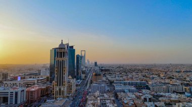 Riyad şehrinin hava aracı görüntüsü şehrin modern siluetini gözler önüne seriyor, önemli kuleler ve çağdaş şehir tasarımı da dahil..