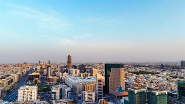 Riyad şehrinin hava aracı görüntüsü şehrin modern siluetini gözler önüne seriyor, önemli kuleler ve çağdaş şehir tasarımı da dahil..