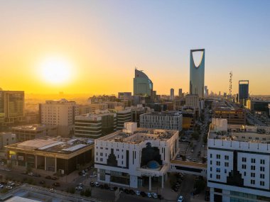 Riyad 'ın Çarpıcı Hava Aracı Fotoğrafı, Suudi Arabistan' ın Krallık Merkezi Kulesi ve Günbatımındaki Şehir Manzarası