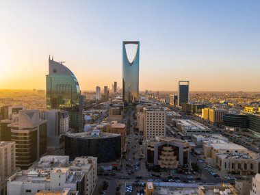 Riyad 'ın Çarpıcı Hava Aracı Fotoğrafı, Suudi Arabistan' ın Krallık Merkezi Kulesi ve Günbatımındaki Şehir Manzarası