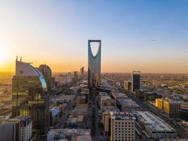 Riyad 'ın Çarpıcı Hava Aracı Fotoğrafı, Suudi Arabistan' ın Krallık Merkezi Kulesi ve Günbatımındaki Şehir Manzarası