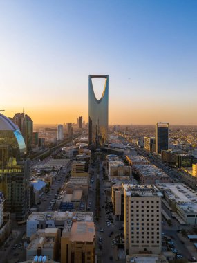 Riyad 'ın Çarpıcı Hava Aracı Fotoğrafı, Suudi Arabistan' ın Krallık Merkezi Kulesi ve Günbatımındaki Şehir Manzarası