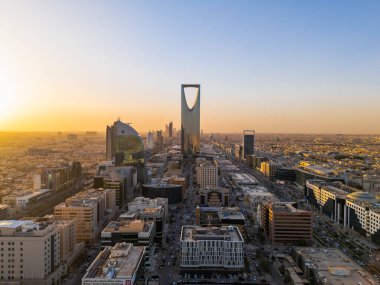 Riyad 'ın Çarpıcı Hava Aracı Fotoğrafı, Suudi Arabistan' ın Krallık Merkezi Kulesi ve Günbatımındaki Şehir Manzarası