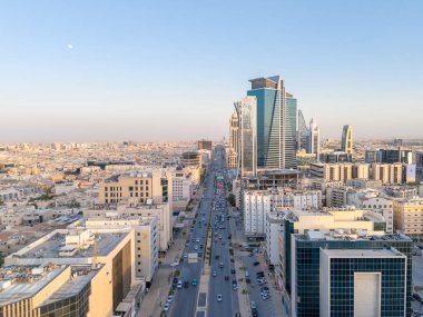 Riyad şehrinin hava aracı görüntüsü şehrin modern siluetini gözler önüne seriyor, önemli kuleler ve çağdaş şehir tasarımı da dahil..